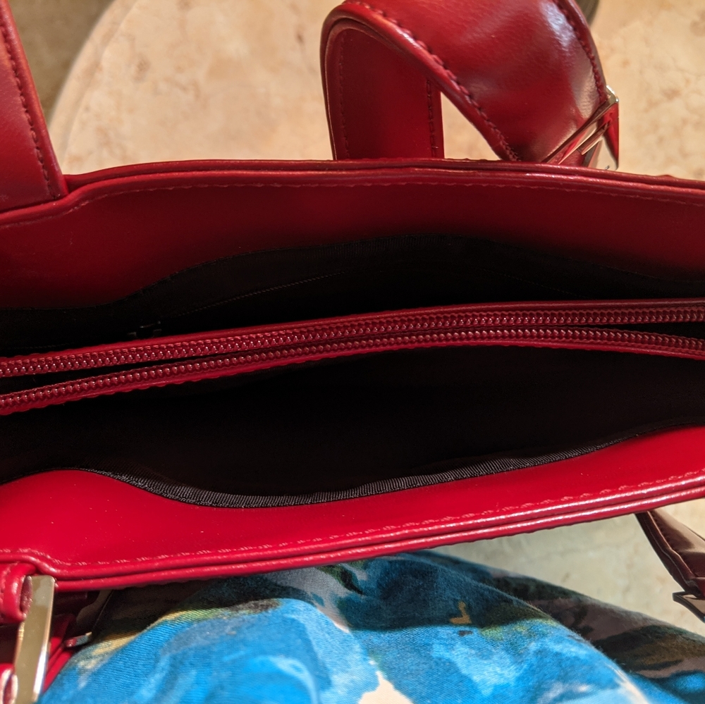 Guess Purse - Picture 4 of 4